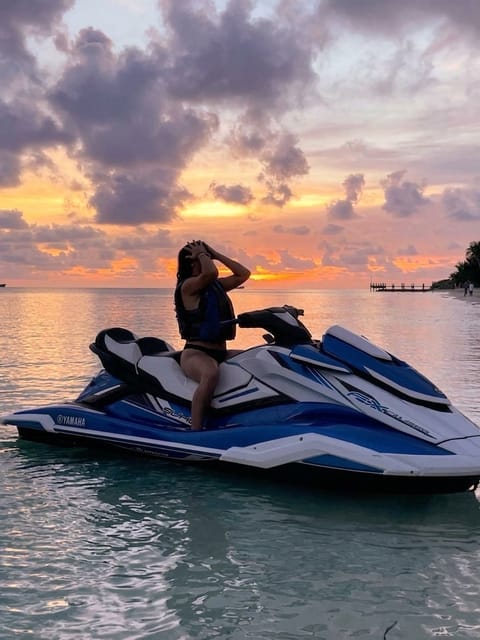 Jet-ski au coucher du soleil