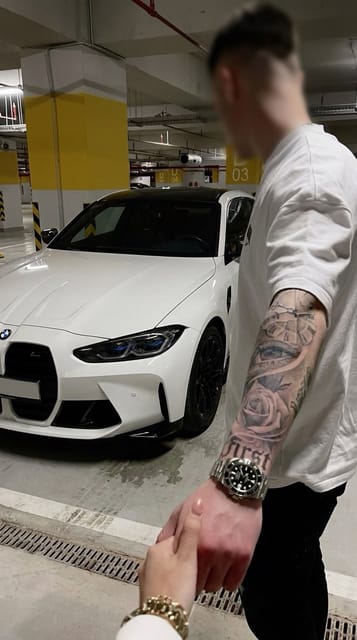 BMW M4 sur un parking